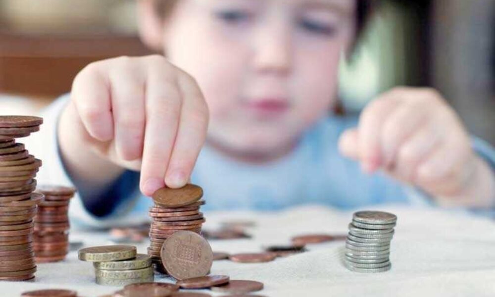 Studiu: 72% dintre părinți cumpără neplanificat la cererea celor mici