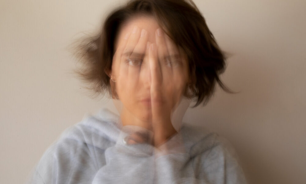ADHD la adulți: fenomen ignorat în România. Semne, riscuri și ce arată qEEG înainte de diagnostic