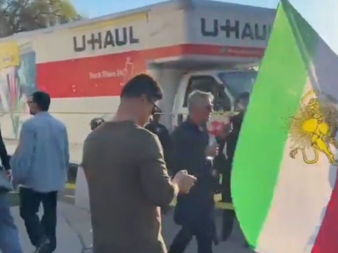 VIDEO Teroare în L.A. Un camion a intrat în plin într-o mulţime de protestatari anti-Iran