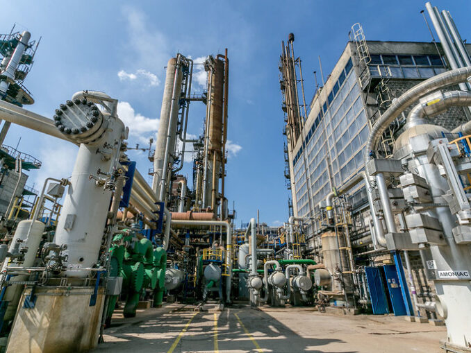 Sute de angajați trimiși în șomaj tehnic la Azomureș