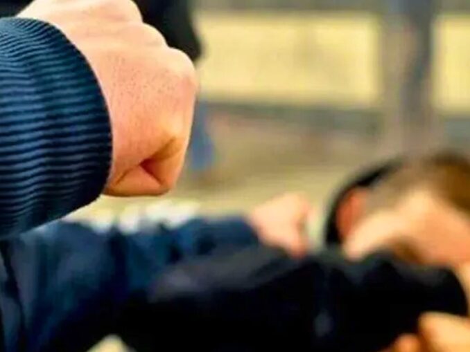 Bătaie la comandă într-un liceu din Dâmbovița? Un elev, snopit în bătaie de fratele unui coleg