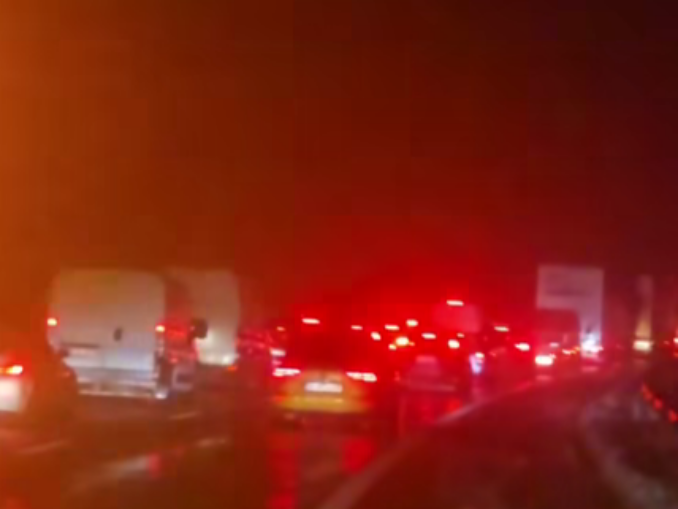 Coloană de maşini pe cinci kilometri, pe Autostrada A1
