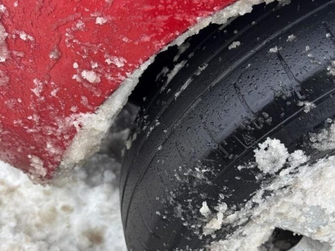 Prinsă fără anvelope de iarnă. Și amendată drastic, rămasă și fără drept de circulaţie