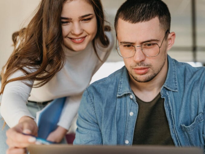 Cum să te angajezi legal dacă ai sub 18 ani. Codul muncii explicat