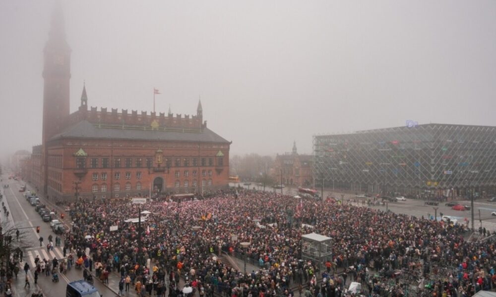 Protest la Copenhaga împotriva ambițiilor lui Trump în Groenlanda. Mesajul manifestanților: Make America go away