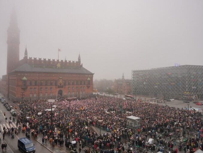 Protest la Copenhaga împotriva ambițiilor lui Trump în Groenlanda. Mesajul manifestanților: Make America go away