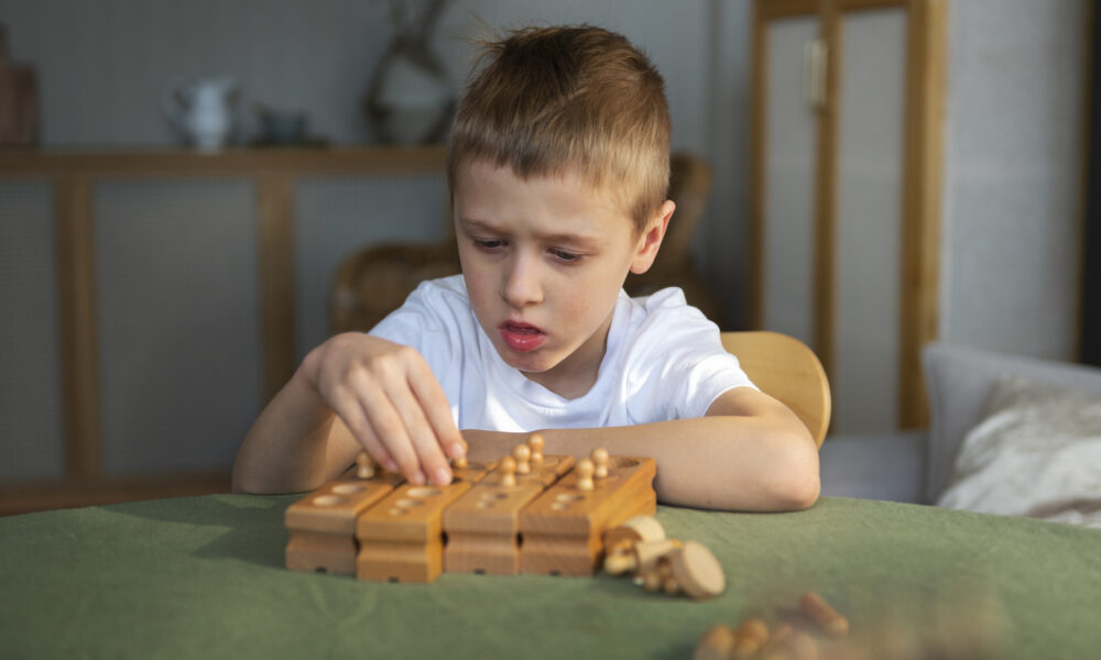 Autismul nu dispare la 18 ani. E nevoie de servicii reale pentru adolescenți și adulți cu autism