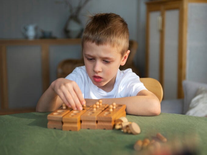 Autismul nu dispare la 18 ani. E nevoie de servicii reale pentru adolescenți și adulți cu autism