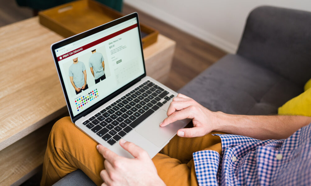 Câți bani îți trebuie să deschizi un magazin online în 2026 și să începi să vinzi