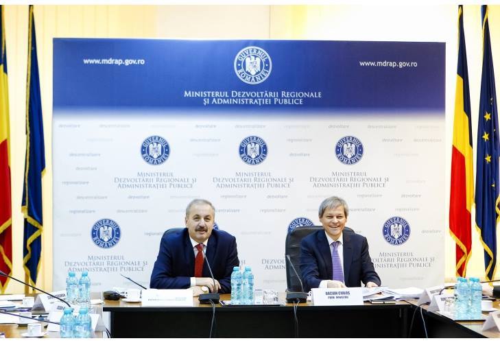 Politicieni cu viață veșnică: cad guvernele, ei rămân la ciolan