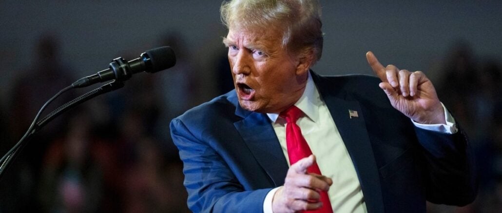 Trump îi „maimuțărește” pe soții Obama