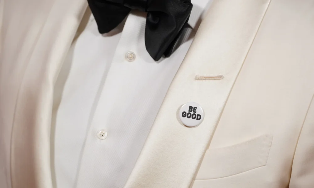 Vedete de la Hollywood au purtat pe covorul roșu insigne cu mesajele „Be Good”