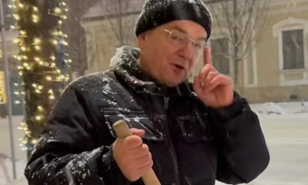 Boc lovește din nou. A ieșit să dea zăpadă din fața blocului la 4 dimineața (VIDEO)