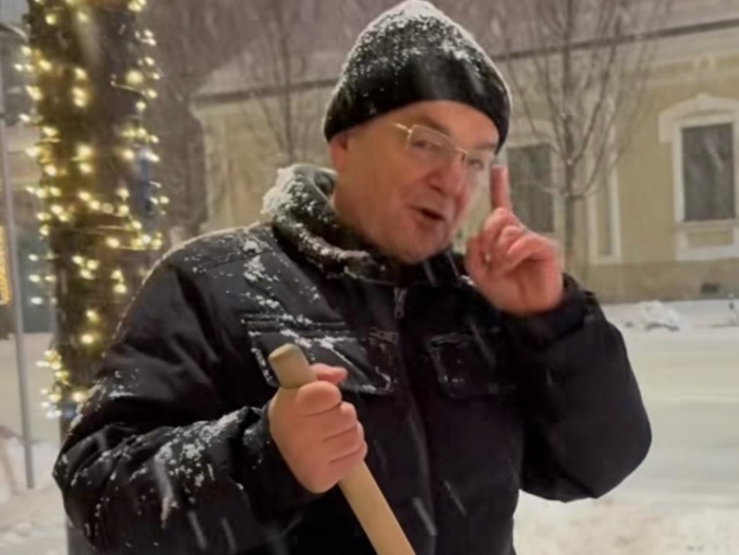 Boc lovește din nou. A ieșit să dea zăpadă din fața blocului la 4 dimineața (VIDEO)