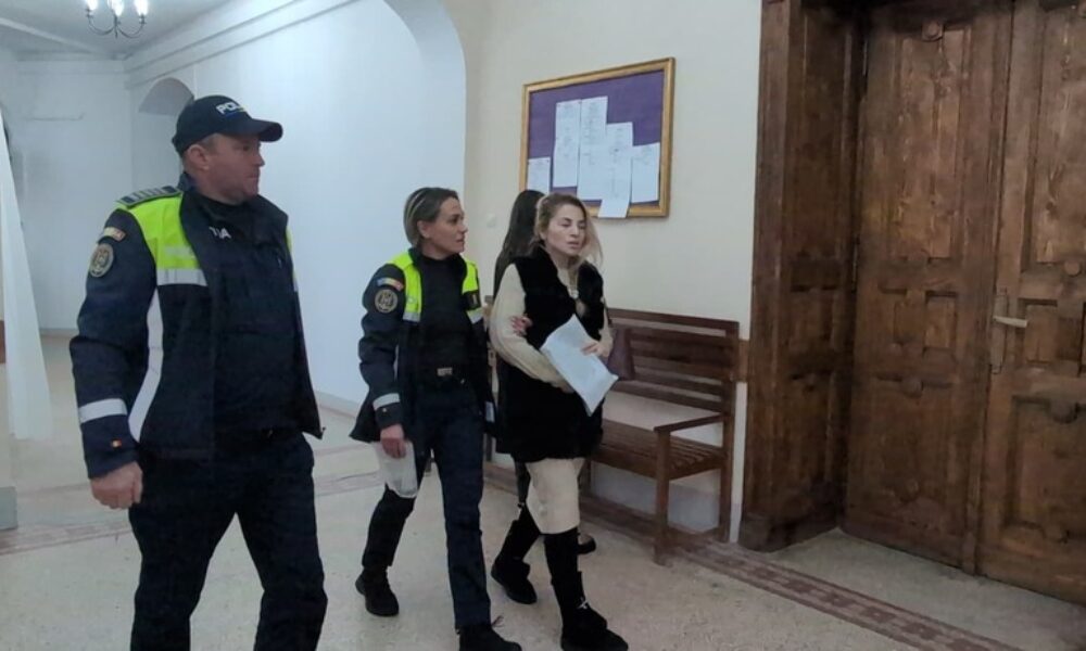 Femeia suspectată că şi-a ucis mama, adusă la Curtea de Apel Alba Iulia