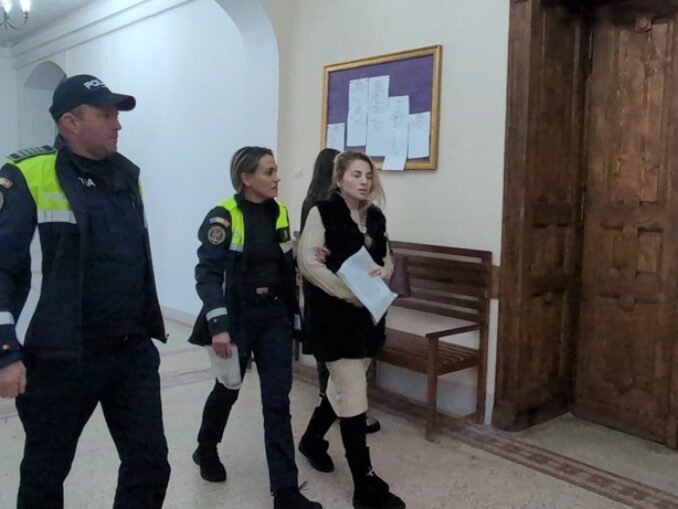 Femeia suspectată că şi-a ucis mama, adusă la Curtea de Apel Alba Iulia