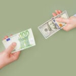 in ce moneda sa iti tii economiile 2026