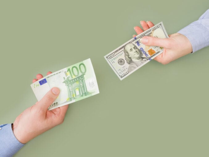 În ce monedă e cel mai bine să-ți ții economiile