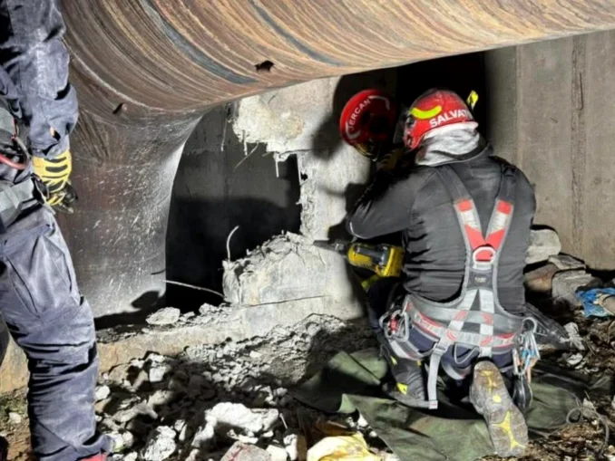 Tânăr blocat într-un canal timp de două zile. Intervenție după ce oamenii i-au auzit țipetele