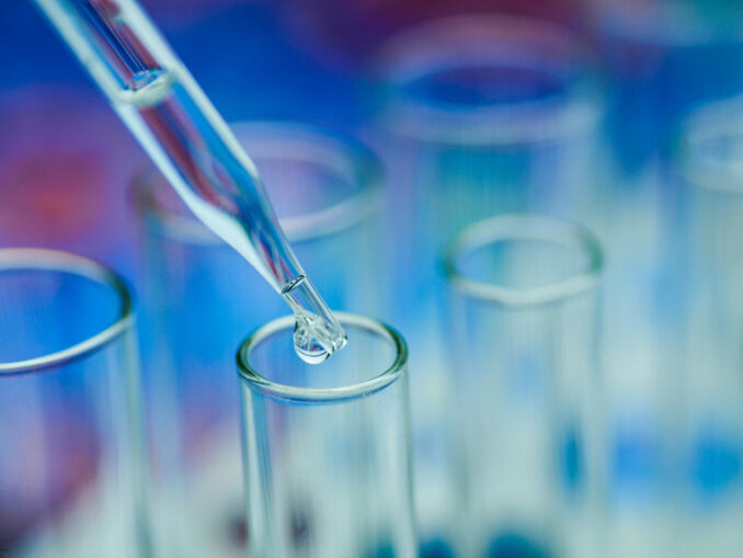 Retrospectiva 2025 în medicină: De la editarea genetică personalizată până la o descoperire remarcabilă privind cancerul