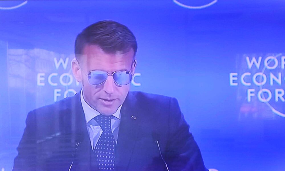 Macron, „obligat să poarte” ochelari de soare