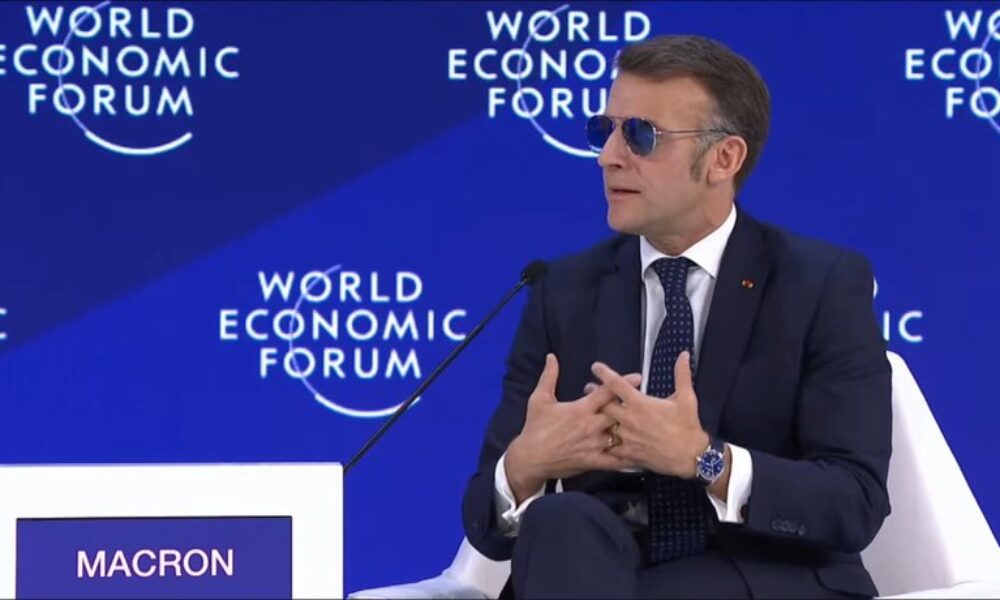 Ochelarii de soare tip „Top Gun” ai lui Macron, subiect de glume pe internet