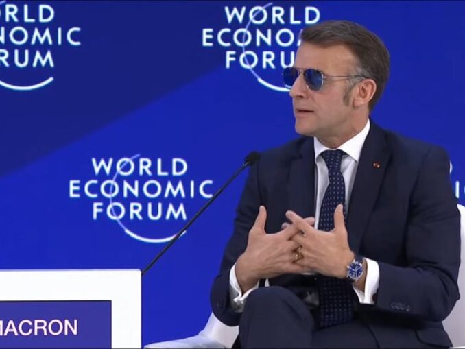 Ochelarii de soare tip „Top Gun” ai lui Macron, subiect de glume pe internet