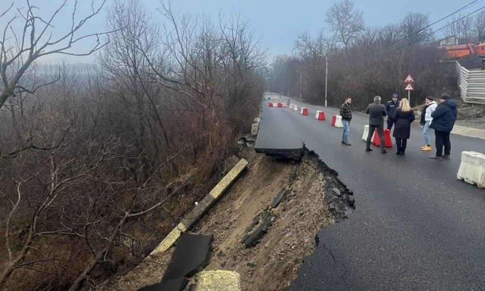 VIDEO Drum județean prăbușit în Câmpina, după o alunecare de teren
