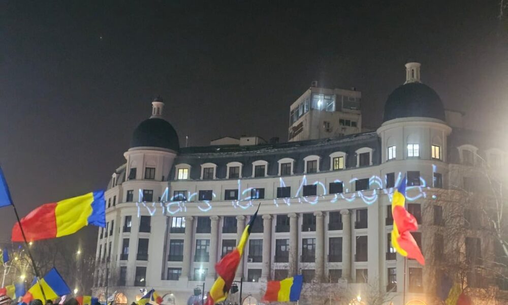 VIDEO. Momentul în care un motociclist a afișat un mesaj care a stârnit revolta manifestanților AUR