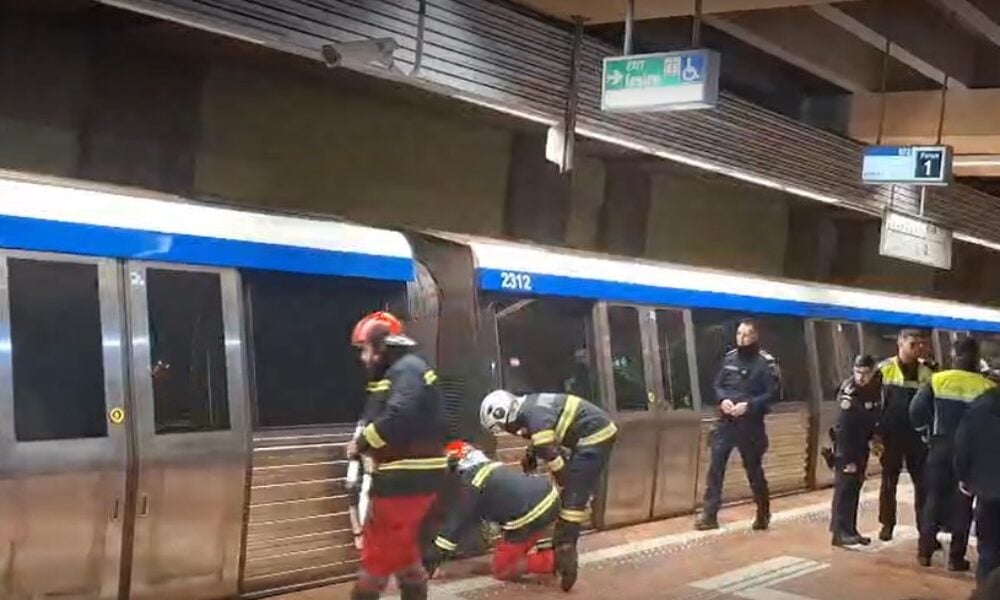 Tentativă de suicid la metrou. Trenurile circulă alternativ