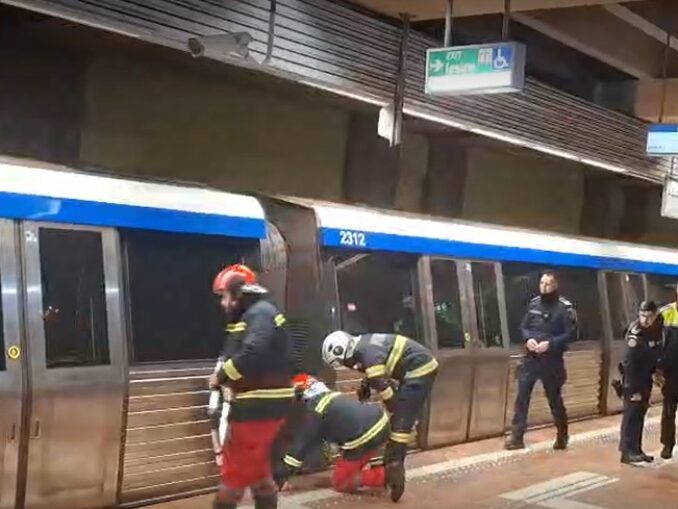 Tentativă de suicid la metrou. Trenurile circulă alternativ
