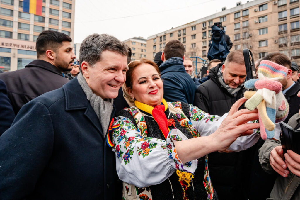 Cum îl împachetează pe Nicușor Dan? 