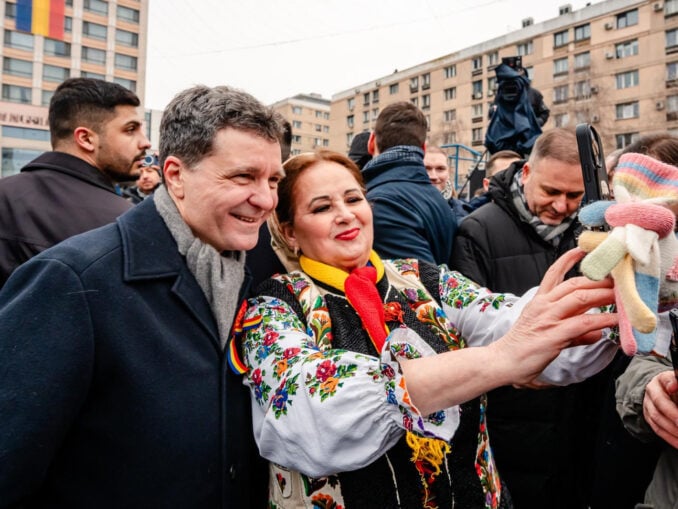 Cum îl împachetează pe Nicușor Dan? 