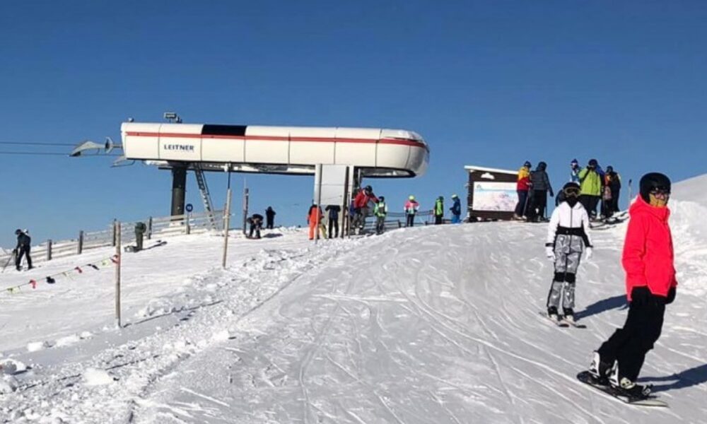 Ghinion pentru turiștii din Sinaia. Domeniul schiabil, închis sâmbătă. Motivul invocat