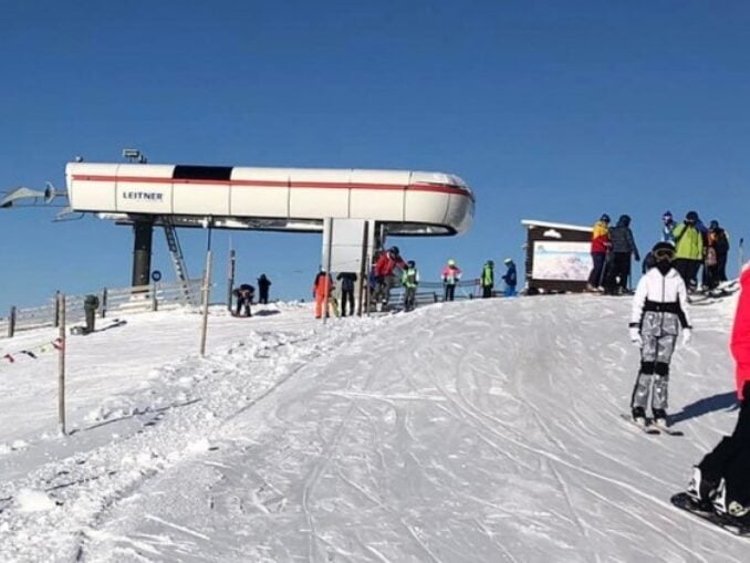 Ghinion pentru turiștii din Sinaia. Domeniul schiabil, închis sâmbătă. Motivul invocat