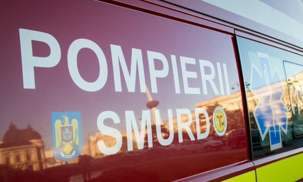 Adolescentă de 16 ani, electrocutată pe stradă. Un copac a căzut peste cabluri