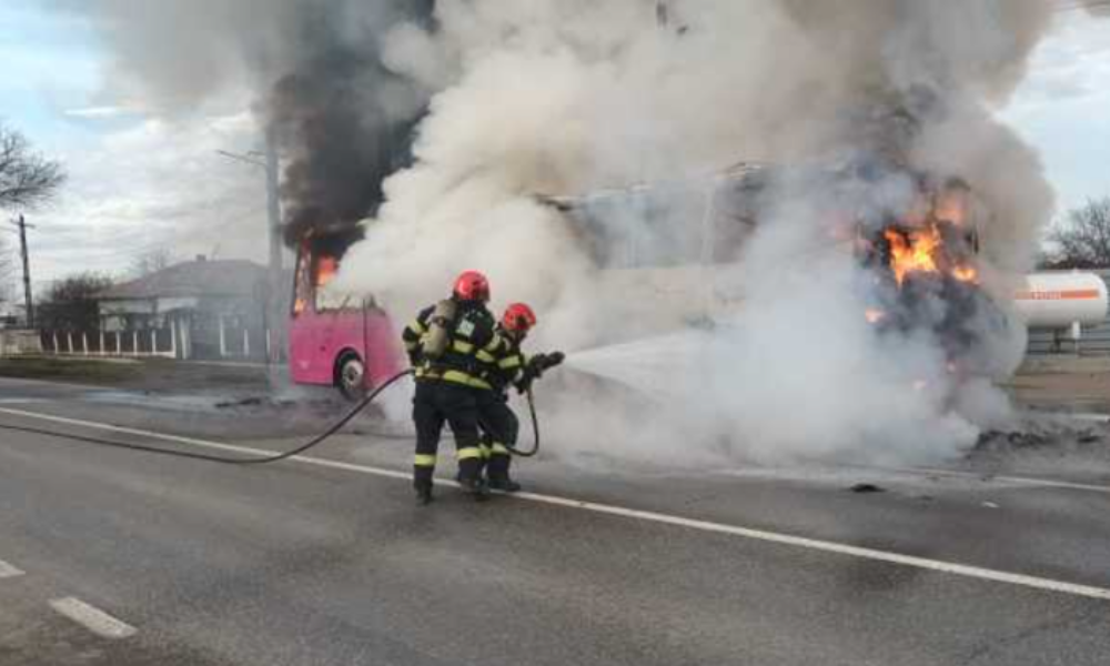 Autocar cu 47 de pasageri a luat foc pe o șosea din județul Mureș