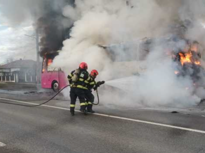 Autocar cu 47 de pasageri a luat foc pe o șosea din județul Mureș