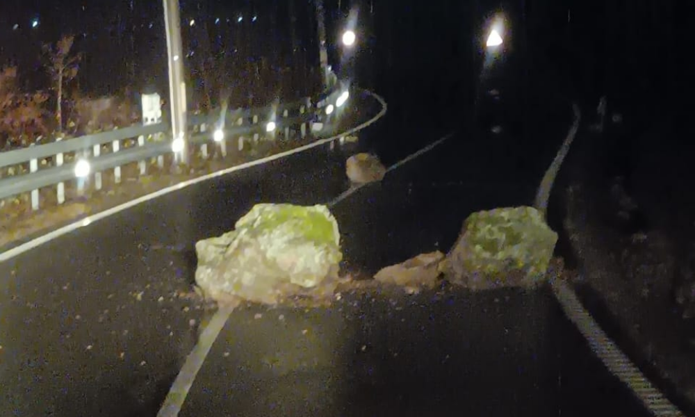 Capcane pe drumurile montane. Cad stânci pe carosabil