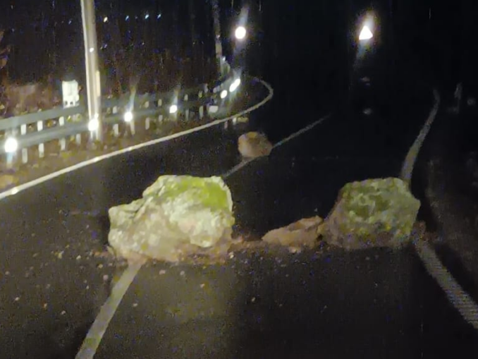 Capcane pe drumurile montane. Cad stânci pe carosabil