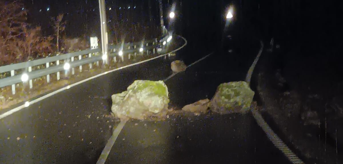 Capcane pe drumurile montane. Cad stânci pe carosabil