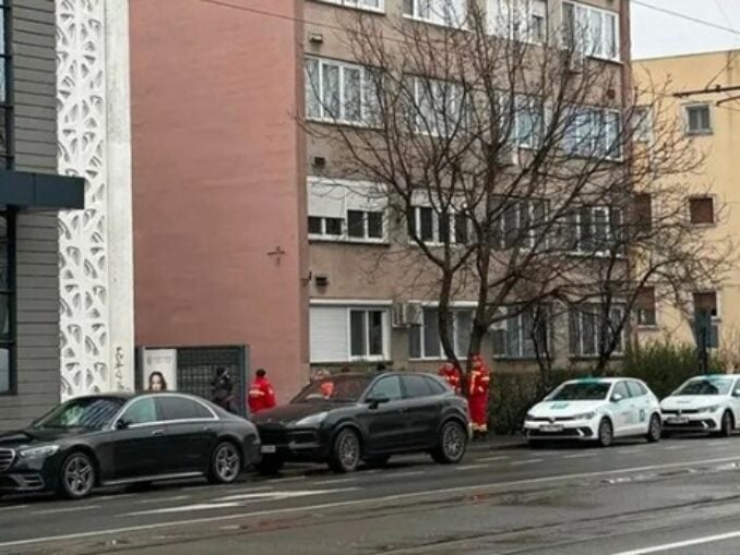 Doi bărbaţi au murit după ce s-ar fi aruncat de pe un bloc de zece etaje din Arad