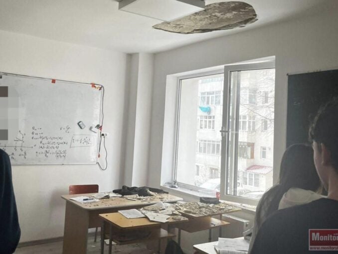 Tavanul unui liceu recent renovat cu bani din PNRR, prăbușit peste elevi