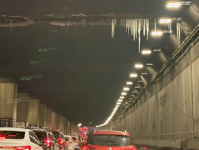 Pericol iminent în Pasajul Victoriei. Țurțuri uriași deasupra mașinilor