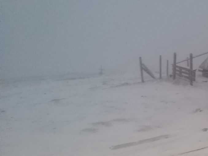 ISU Cluj anunță COD ROȘU de vânt foarte puternic, care viscoleşte şi troieneşte zăpada