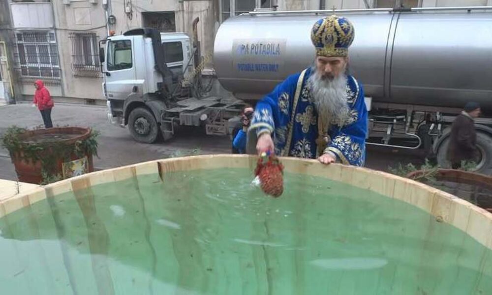 Arhiepiscopul Tomisului a oficiat slujba de sfințire a apei înainte de Bobotează