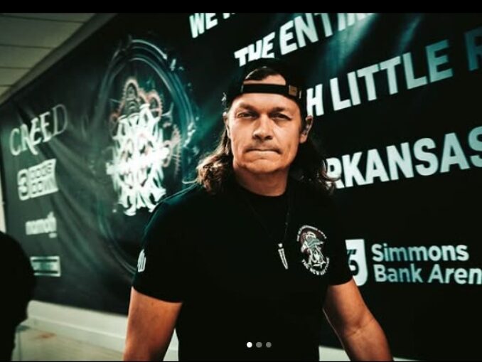 A murit solistul trupei 3 Doors Down