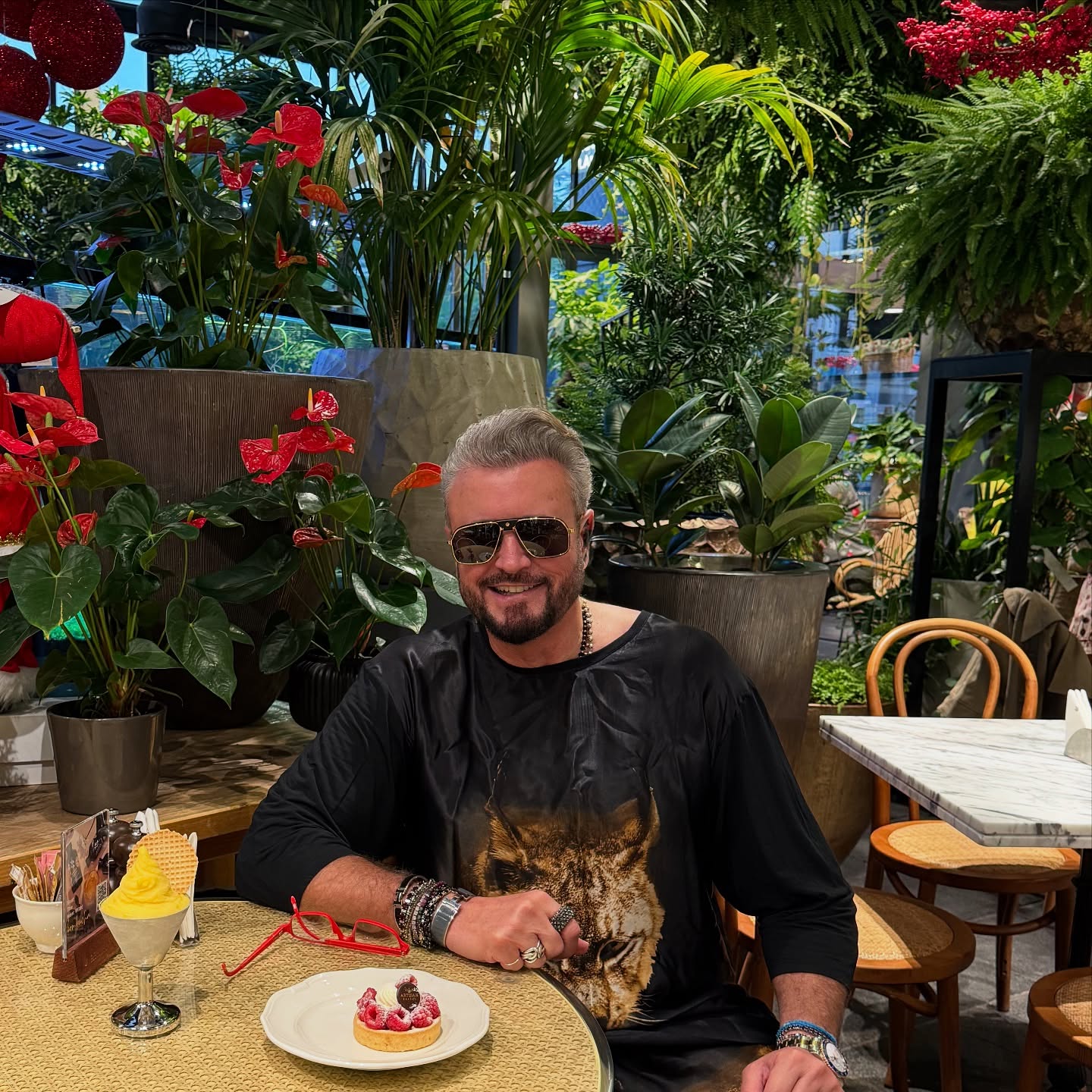 Botezatu dă ora exactă nu doar în modă. A rămas fără un ceas de milioane de lire