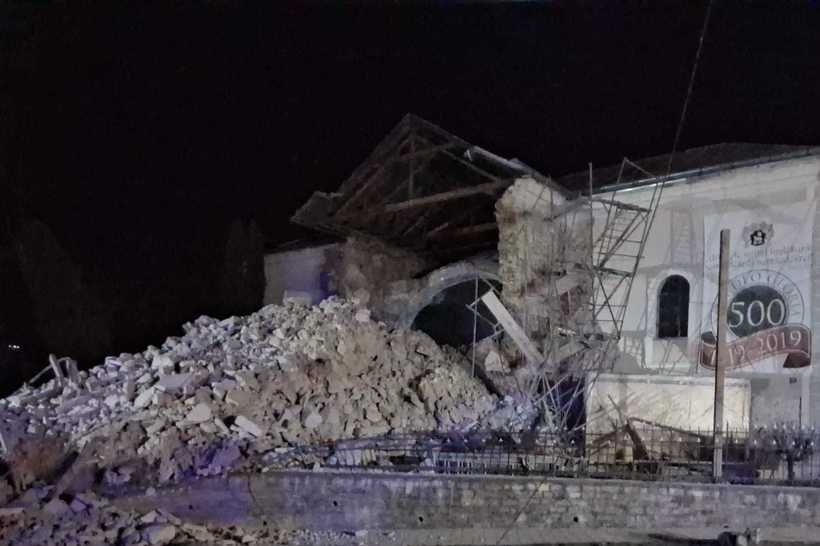 Biserică prăbușită în apropierea unei secții de poliție. O polițistă a fost rănită