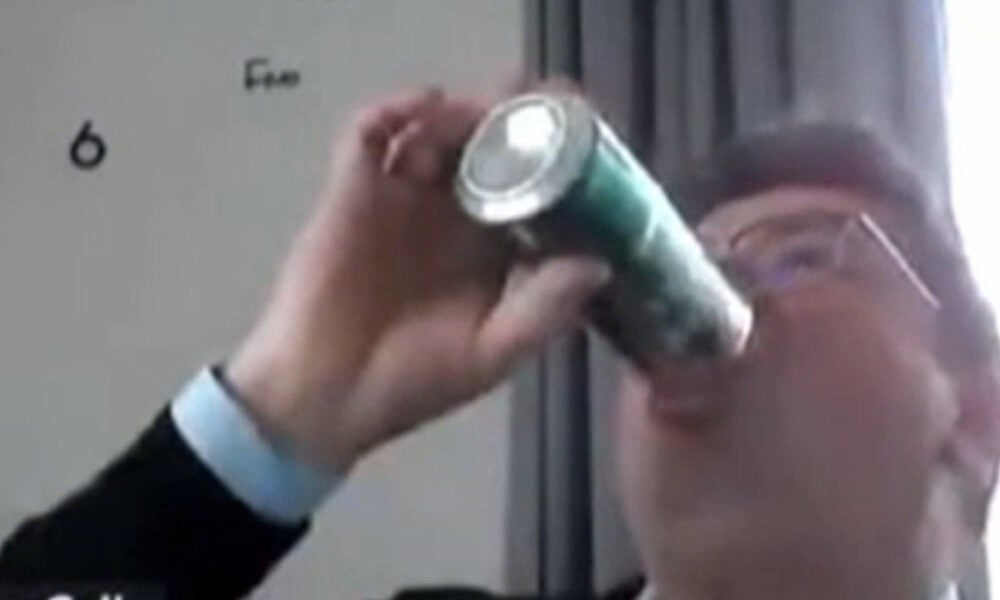 Consilier local PNL, bea bere relaxat în timpul ședinței consiliului local